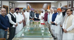 Punjab BJP Delegation Meets Governor : राज्यपाल से मिले भाजपा नेता, बोले- गुलजार सिंह केस की जांच सीबीआई करवाई जाए