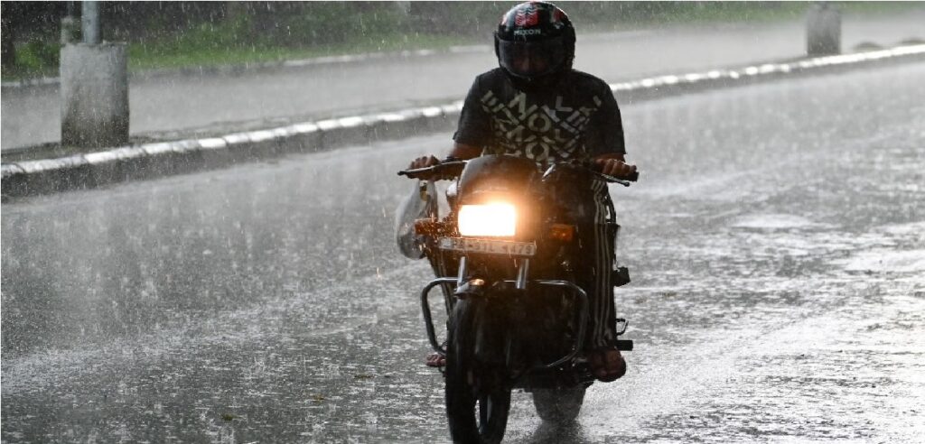 Punjab Chandigarh monsoon rain : चंडीगढ़ और मोहाली में झमाझम बारिश, येलो अलर्ट जारी