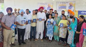 Punjab Chief Minister Health Scheme : अजनाला में विधायक कुलदीप सिंह धालीवाल ने बांटे स्वास्थ्य बीमा कार्ड