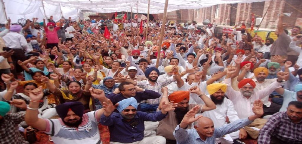 Punjab Government Employees Strike : पुरानी पेंशन और डीए की मांग पर भड़के पंजाब के कर्मचारी, पूरे प्रदेश में प्रशासनिक काम ठप