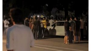 PU हॉस्टल के बाहर छात्रों में झड़प: लात-घूंसे चले, पुलिस पहुंची तो भागे; शिकायत नहीं मिली तो छोड़ा