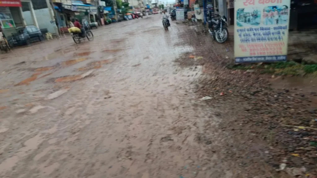 Rajound News: राजौंद में बारिश से मौसम हुआ सुहावना, पर निर्माणाधीन सड़क बनी आफत; कई बाइक सवार गिरे
