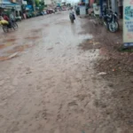 Rajound News: राजौंद में बारिश से मौसम हुआ सुहावना, पर निर्माणाधीन सड़क बनी आफत; कई बाइक सवार गिरे