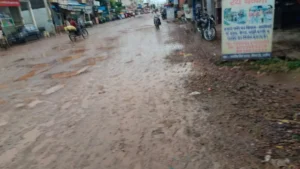 Rajound News: राजौंद में बारिश से मौसम हुआ सुहावना, पर निर्माणाधीन सड़क बनी आफत; कई बाइक सवार गिरे