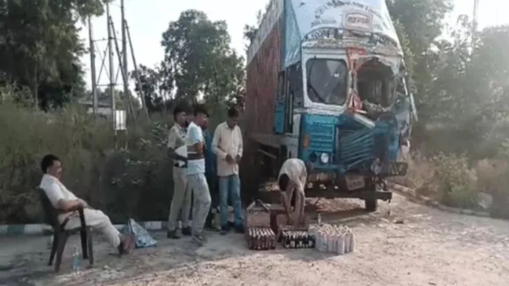 Rewari : सड़क हादसे के बाद छोड़े गए कंटेनर की तलाशी में पंखों की आड़ में मिला अवैध शराब का जखीरा