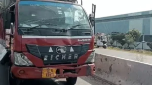 Rewari : सड़क हादसे के बाद छोड़े गए कंटेनर की तलाशी में पंखों की आड़ में मिला अवैध शराब का जखीरा