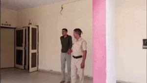 Rewari : जमीन का फर्जी इकरारनामा तैयार कर 12 लाख रुपये ठगने वाला आरोपी गिरफ्तार, कई मामलों में था वांछित