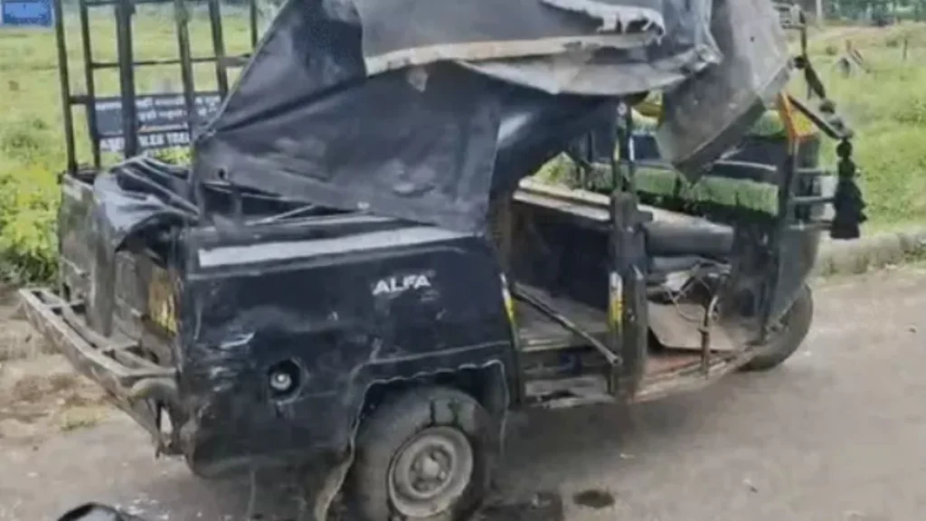 Rewari : ओवरस्पीड और बिना दस्तावेजों के दौड़ रहा था ऑटो, कार से टक्कर के बाद पलटने से मची चीख-पुकार