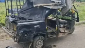 Rewari : ओवरस्पीड और बिना दस्तावेजों के दौड़ रहा था ऑटो, कार से टक्कर के बाद पलटने से मची चीख-पुकार