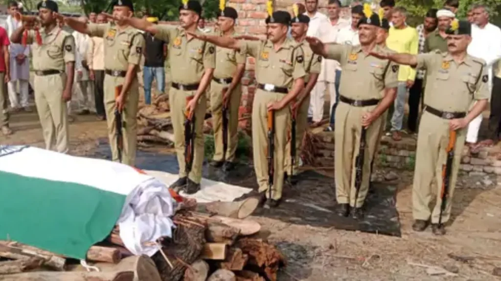 Rohtak BSF Jawans Demise: रोहतक के फरमाणा गांव में पसरा मातम, मणिपुर में BSF जवान सुरेंद्र सिंह का निधन, सैन्य सम्मान से अंतिम संस्कार