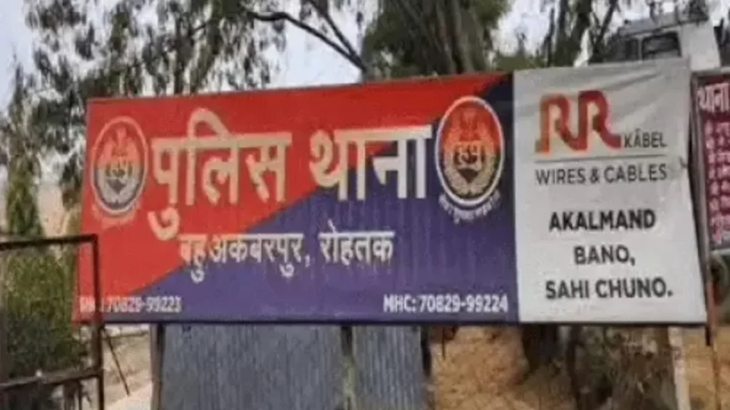 Rohtak News: रोहतक में खेतों में काम कर रहे दो भाइयों पर फरसे और चाकू से हमला