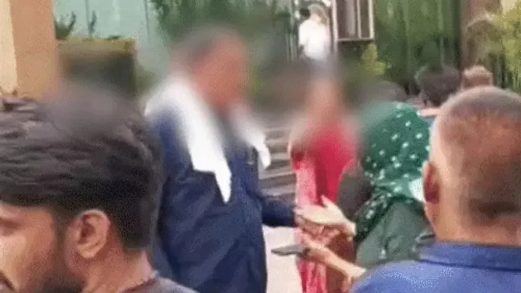 Rohtak School Incident: रोहतक के प्राइवेट स्कूल में 4 साल की मासूम से गलत हरकत! PGI में भर्ती, परिजनों का हंगामा