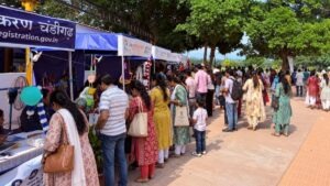 सुखना लेक पर सजा हुनर का बाजार, अब बिचौलियों के बिना पर्यटकों को सीधे अपने हाथों से बनाए उत्पाद बेच रहे कारीगर