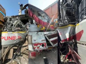Tarn Taran Road Accident : तरनतारन में हाईवे पर खड़े ट्रक से टकराई रोडवेज बस, एक मासूम की मौत और 8 घायल