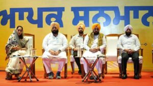 Teachers Day पर Mohali में CM Bhagwant Mann ने 50 अध्यापकों को सम्मानित किया