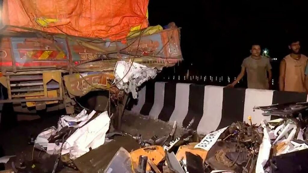 केरलम के त्रिशूर में खड़ी लॉरी से टकराई कार, तमिलनाडु के आठ इंजीनियरिंग छात्रों की मौत