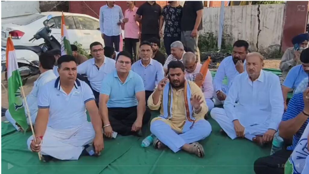 राजस्थान तिजारा सभापति चुनाव से पहले 18 पार्षदों को हरियाणा में रोके जाने का दावा, पिंजौर थाने के बाहर धरना