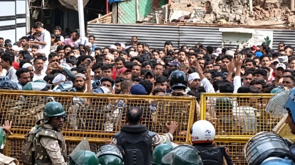 उज्जैन में मस्जिद हटाने के विरोध में हंगामा, पथराव के बाद पुलिस ने छोड़े आंसू गैस के गोले