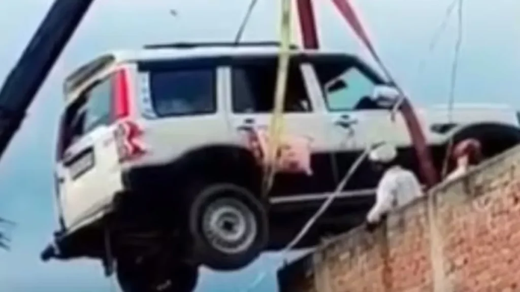 Unique Parking Idea: चोरों से बचानी थी स्कॉर्पियो, गोपालगंज में शख्स ने क्रेन से सीधे घर की छत पर चढ़ा दी गाड़ी