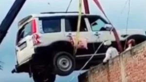 Unique Parking Idea: चोरों से बचानी थी स्कॉर्पियो, गोपालगंज में शख्स ने क्रेन से सीधे घर की छत पर चढ़ा दी गाड़ी