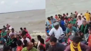 Viral Video Bihar: बिहार में गंगा की लहरों पर खौफनाक सफर, डगमगाती नाव में ठूंस दिए लोग और दर्जनों बाइक, वीडियो वायरल