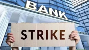 Yamunanagar Bank Strike: हफ्ते में 2 दिन छुट्टी की मांग पर अड़े बैंक कर्मचारी, SBI शाखा के बाहर प्रदर्शन, ठप्प हो सकती हैं सेवाएं