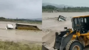 Yamunanagar News: यमुनानगर में बोली नदी का कहर, उफनती नदी के बीचों-बीच फंसा रेत से भरा डंपर, ड्राइवर ने ऐसे बचाई जान