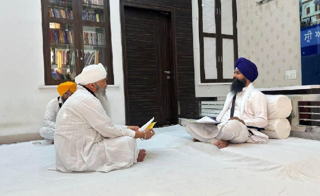 Baba Lakha Singh Sri Akal Takht Sahib Explanation : श्री अकाल तख्त साहिब पहुंचे नानकसर के बाबा लक्खा सिंह, जत्थेदार ज्ञानी कुलदीप सिंह को सौंपा स्पष्टीकरण