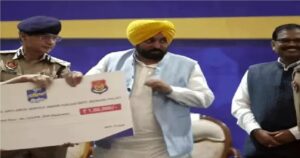 CM Bhagwant Mann ने जालंधर में पुलिस अधिकारियों को नगद पुरस्कार से सम्मानित किया