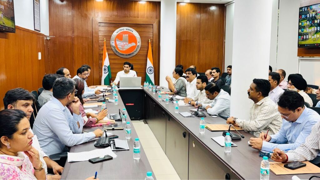 Chandigarh News: एस्टेट ऑफिस में लंबित मामलों पर डीसी का कड़ा रुख, समय पर निपटारे के निर्देश