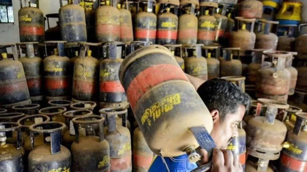 1 October Price Hike: 1 अक्टूबर से महंगाई का बड़ा झटका, कमर्शियल LPG सिलेंडर ₹62.50 तक महंगा, देखें नई दरें