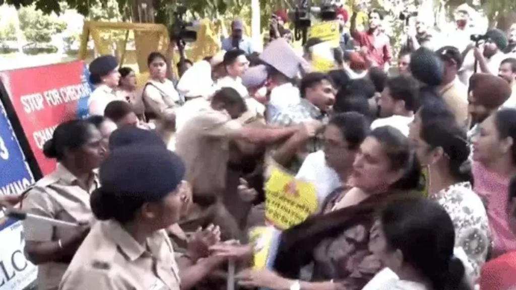 ETT Teachers Protest: चंडीगढ़ में ETT शिक्षकों का बड़ा प्रदर्शन, मनीष सिसोदिया के आवास का घेराव करने जा रहे शिक्षकों को पुलिस ने रोका