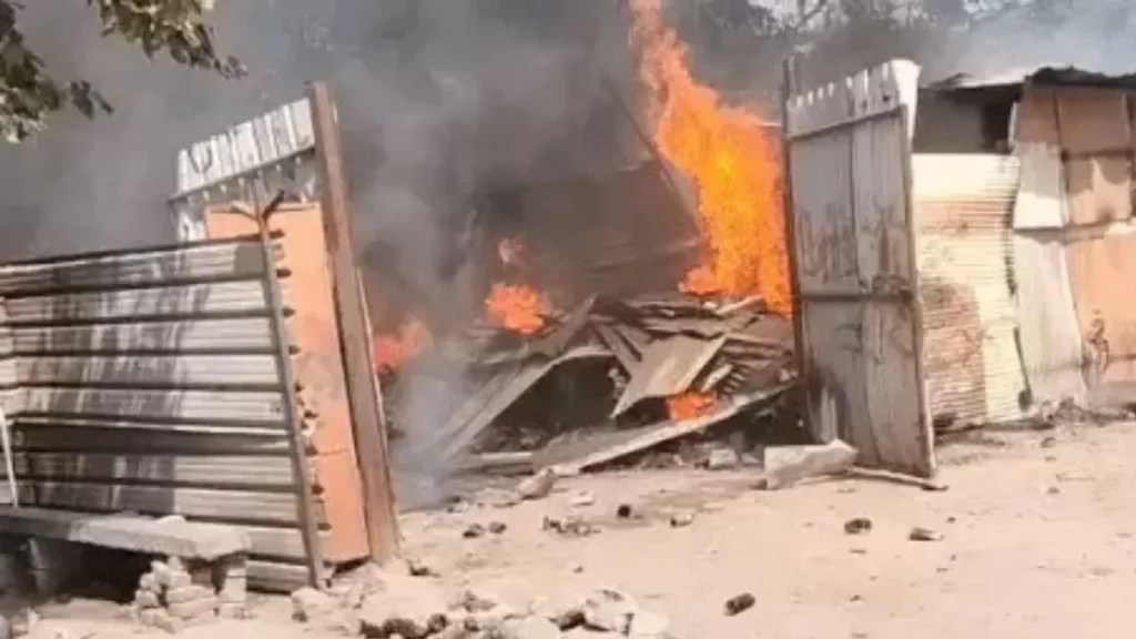 Faridabad News: फरीदाबाद के सेक्टर-10 में स्क्रैप गोदाम में लगी भयंकर आग, मजदूरों ने भागकर बचाई जान