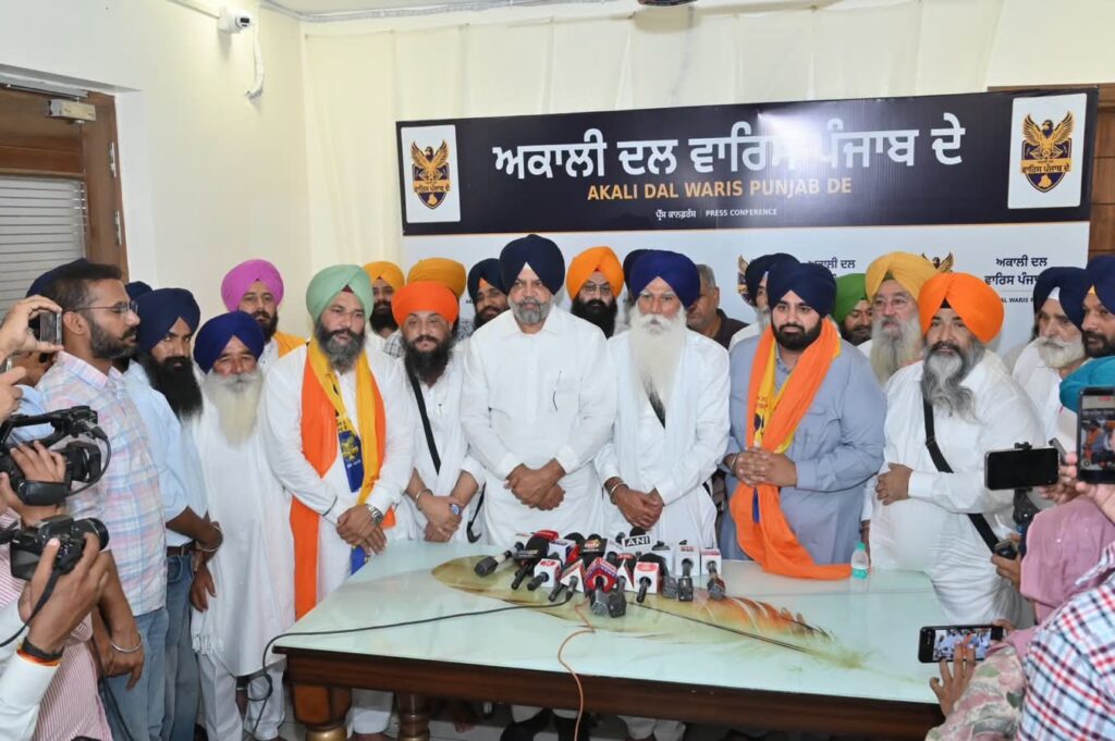 Gill Raunta Joins SAD Waris Punjab : मशहूर पंजाबी गीतकार गिल रौंता 'शिरोमणी अकाली दल (वारिस पंजाब)' में शामिल