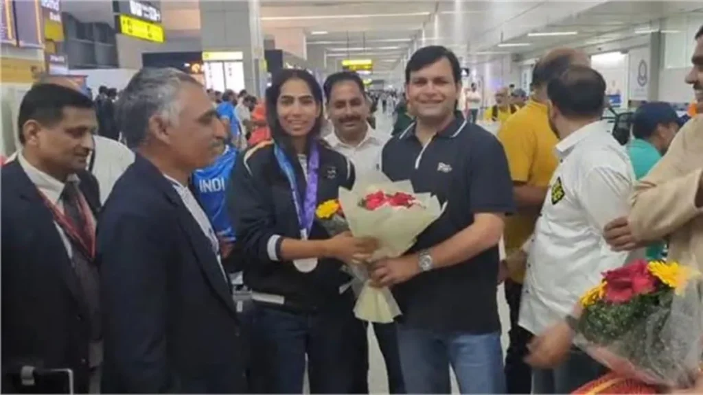 Haryana Sports: जापान से मेडल जीतकर लौटे हरियाणवी सूरमा, दिल्ली एयरपोर्ट पर खेल मंत्री ने किया ग्रैंड वेलकम