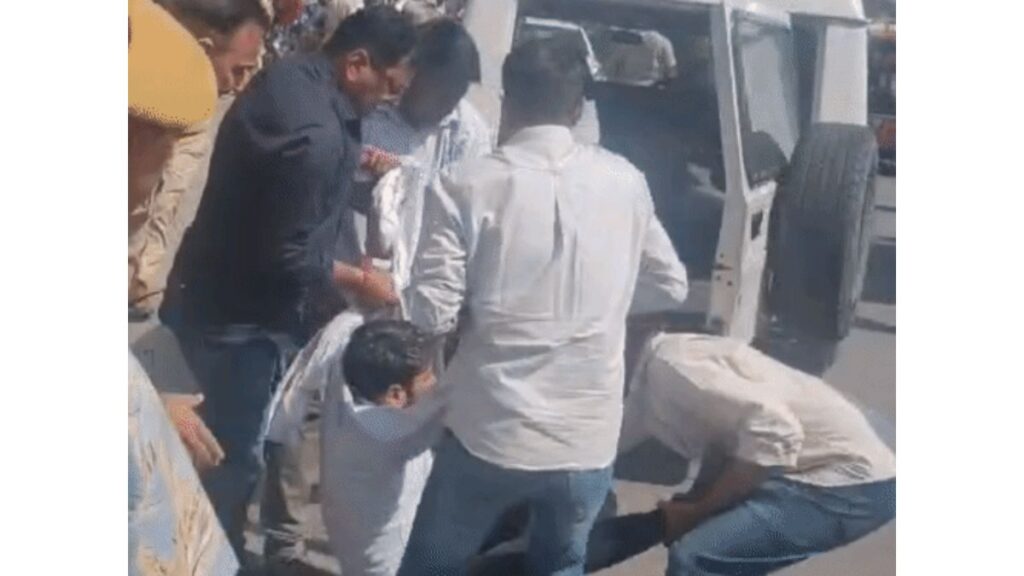 कलाम कोचिंग में छात्र की पिटाई पर बवाल: सड़क पर उतरे छात्र, पुलिस से झड़प के बाद लाठीचार्ज