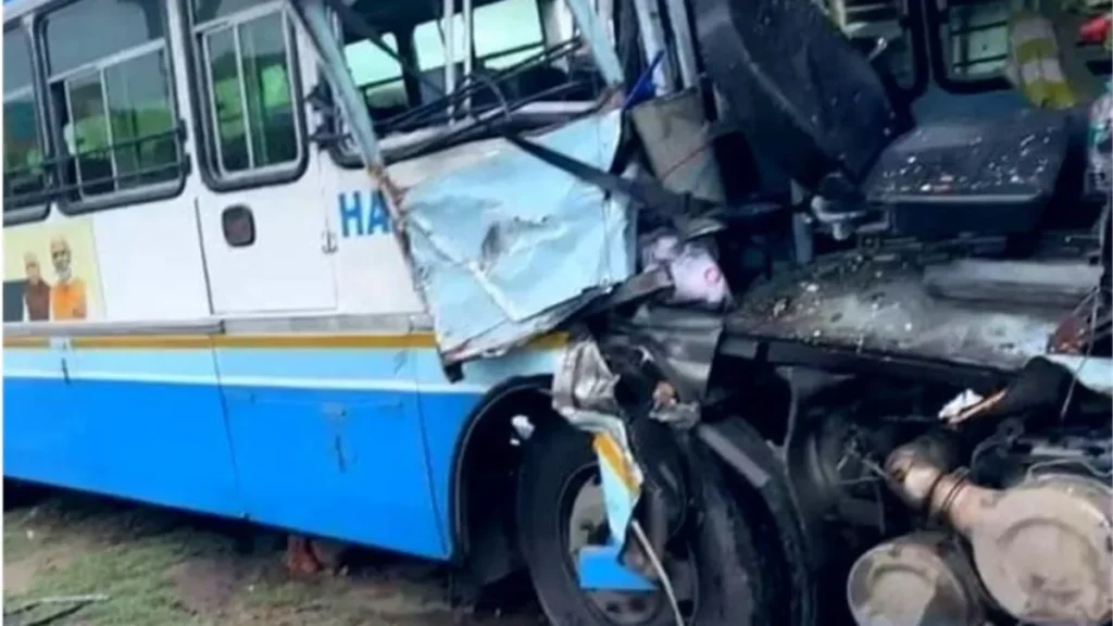 Kurukshetra Accident: कुरुक्षेत्र में बैरिकेडिंग तोड़ घुसी तेज रफ्तार बस, मजदूर की मौके पर मौत