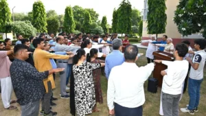 Mahendragarh : हकेवि में चला 'एक दिन, एक घंटा, एक साथ' स्वच्छता अभियान, कुलपति और शीर्ष अधिकारियों ने किया श्रमदान