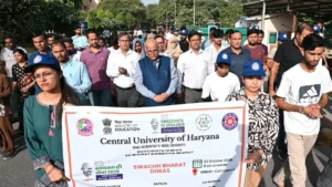 Mahendragarh : हकेवि में 'स्वच्छता ही सेवा' अभियान के तहत निकाली गई जागरूकता रैली, कुलपति ने दिलाई शपथ