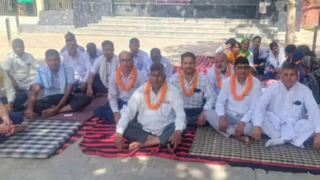 Narnaul : TET/HTET शर्त के खिलाफ अध्यापकों का हल्लाबोल, सुभाष पार्क के गेट पर एक दिवसीय भूख हड़ताल और सत्याग्रह