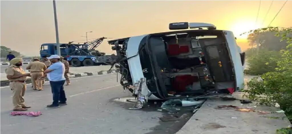 Nawanshahr Banga Bus Accident : बंगा के पास बेकाबू होकर पुल से नीचे गिरी बस, LPU के 2 छात्रों समेत 3 की मौत