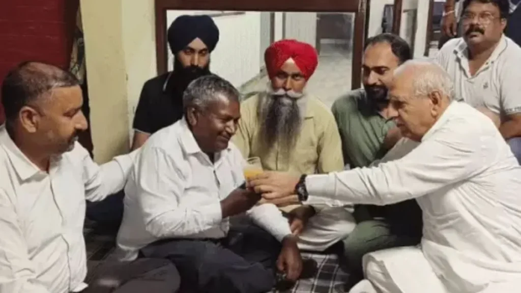 Thanesar Anaj Mandi: कुरुक्षेत्र की थानेसर मंडी में 12 घंटे बाद विधायक ने किसान का जूस पिलाकर अनशन खत्म करवाया, प्रशासन को मिली 48 घंटे की मोहलत