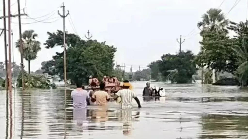 UP Bihar Flood Update: यूपी-बिहार में बाढ़ से तबाही, घाघरा खतरे के निशान के पार, बिहार के 6 जिलों में 10 तटबंध टूटे