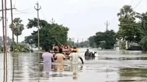 UP Bihar Flood Update: यूपी-बिहार में बाढ़ से तबाही, घाघरा खतरे के निशान के पार, बिहार के 6 जिलों में 10 तटबंध टूटे