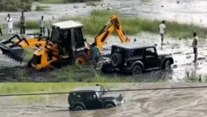 Yamunanagar News: यमुनानगर में सोम नदी में स्टंट पड़ा भारी, दलदल में फंसी थार, लड़की के साथ जैसे-तैसे बचाई जान
