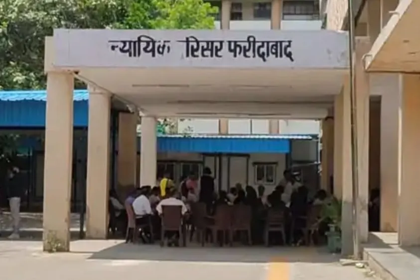 फरीदाबाद कोर्ट में भारी हंगामा: 6 घंटे देरी से शुरू हुई लोक अदालत, फरियादी परेशान