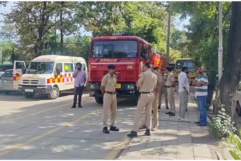 चंडीगढ़ बम थ्रेट: स्कूलों और सेक्रेटेरिएट को निशाना बनाने की चेतावनी, सर्च ऑपरेशन जारी