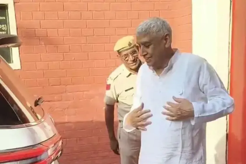 11 साल जेल काटने के बाद अब कोर्ट जाने में घबरा रहा रामपाल, सुरक्षा का दिया हवाला